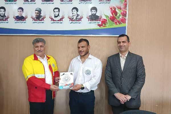 حسین مرادی در حال دریافت حکم ابقاء به عنوان رئیس هیأت نجات غریق ساری