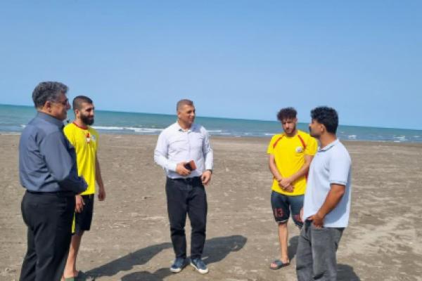 نقی کریمیان در حال گفت‌وگو با ناجیان غریق مستقر در سواحل مازندران